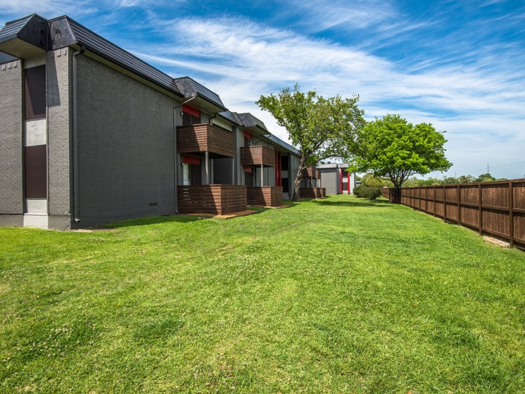 El Castillo Apartments yard and exterior building